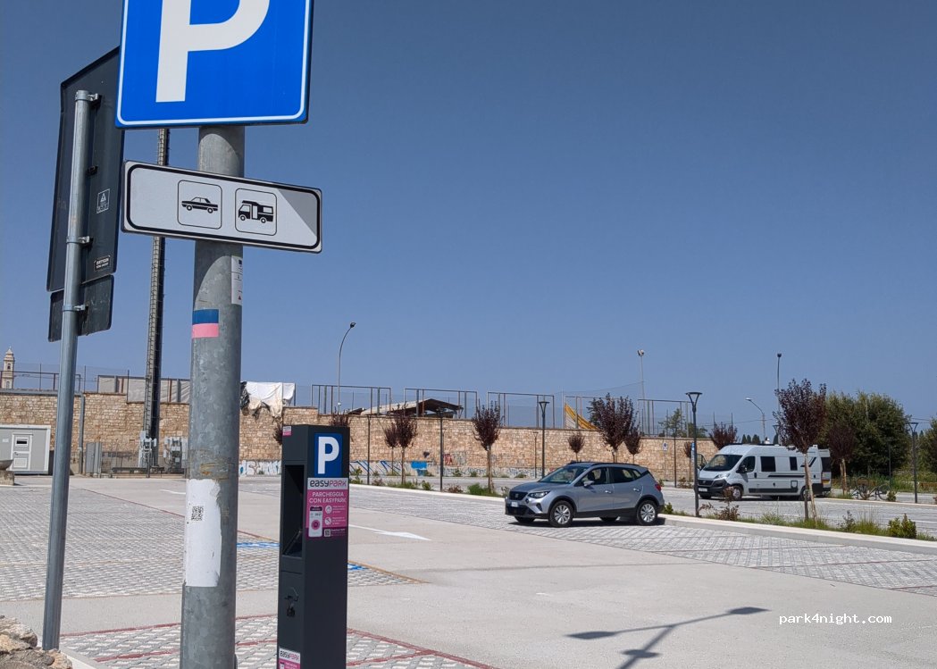 (70010) Locorotondo - Via Cisternino — foto