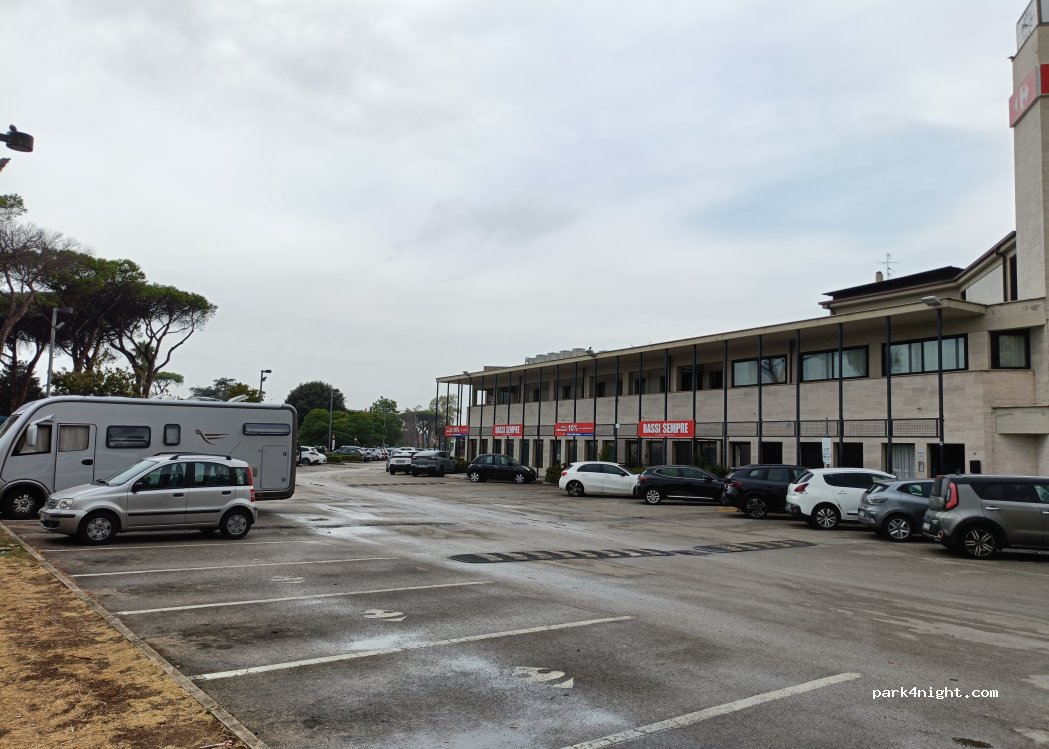 (04100) Latina - Piazzale dell'Orologio — foto
