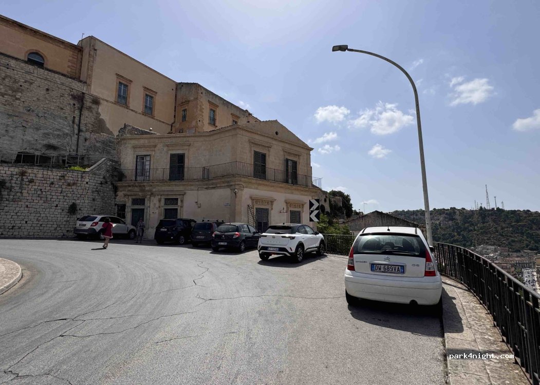 (97015) Modica - Via Castello — foto