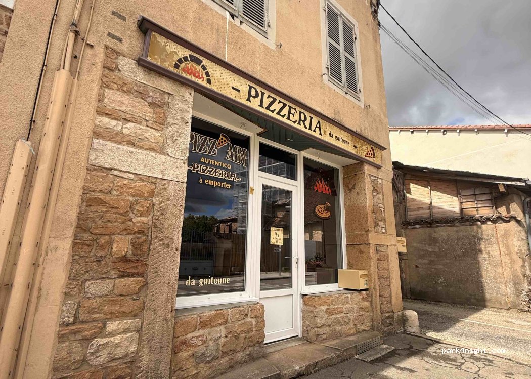 (01560) Saint-Trivier-de-Courtes - Place Fernand Rude — foto