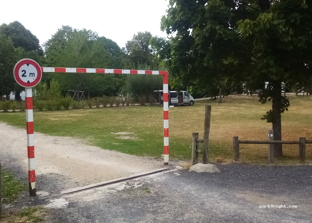(12600) Mur-de-Barrez - Rue de la Briquetterie — foto 4