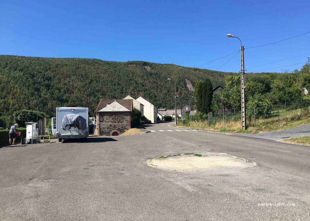 (08800) Monthermé - 50 Rue du Général de Gaulle — foto 3