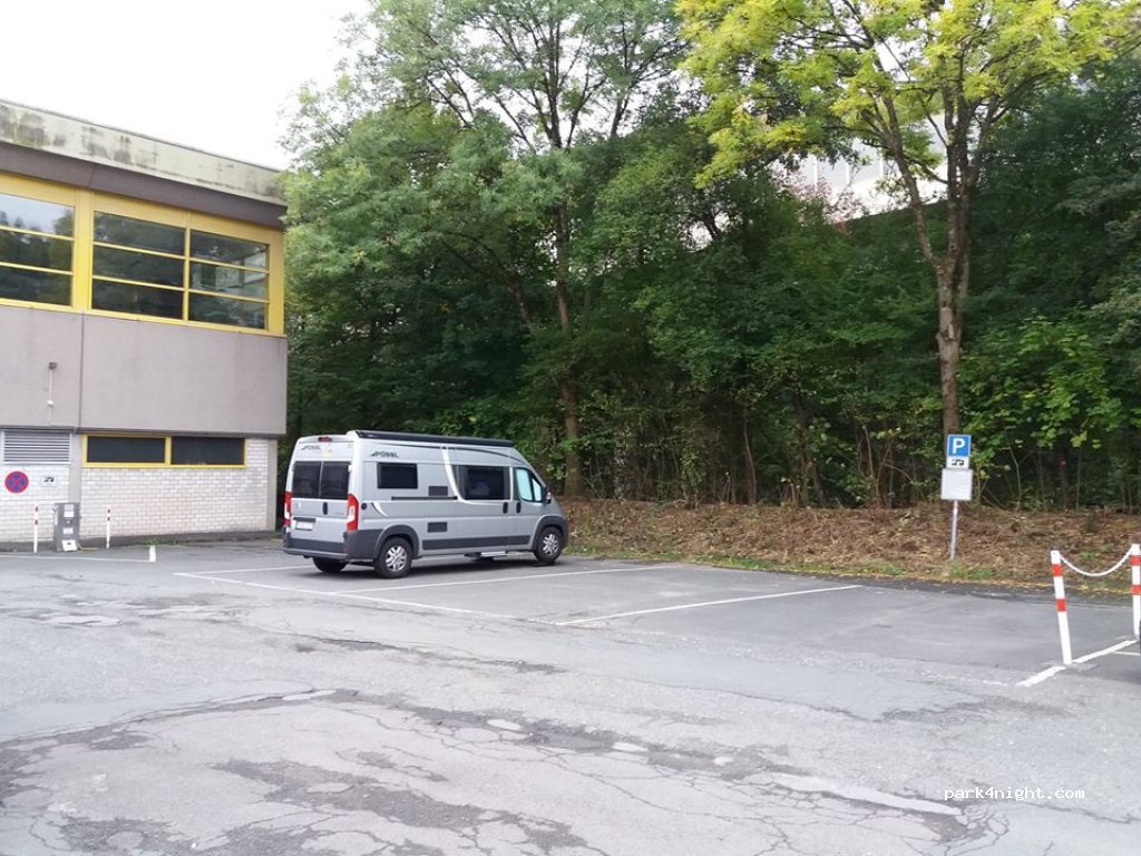 Wohnmobilstellplatz am Hallenbad in Siegen — foto