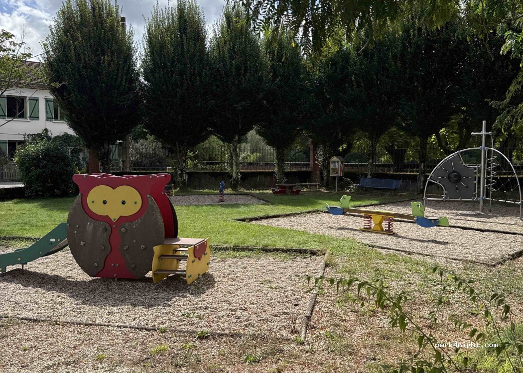 (82370) Reyniès - Esplanade Jean Moulin — foto 2