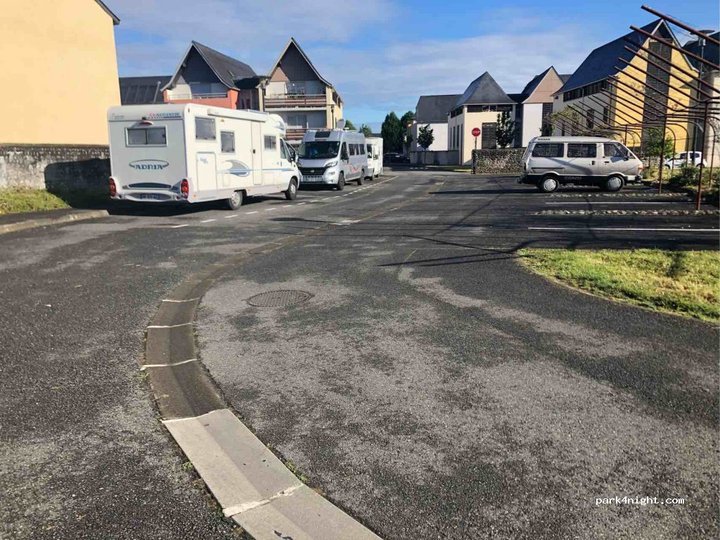 (64400) Oloron-Sainte-Marie - 10 Rue Gino Valatelli — foto 3