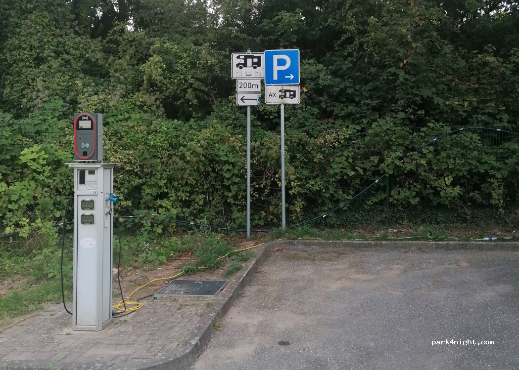Wohnmobilstellplatz am Hauptbahnhof in Schwerin — foto
