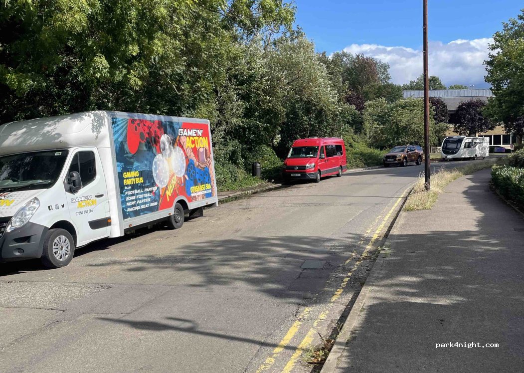 (KT15 2SN) Addlestone - Addlestone Road — foto
