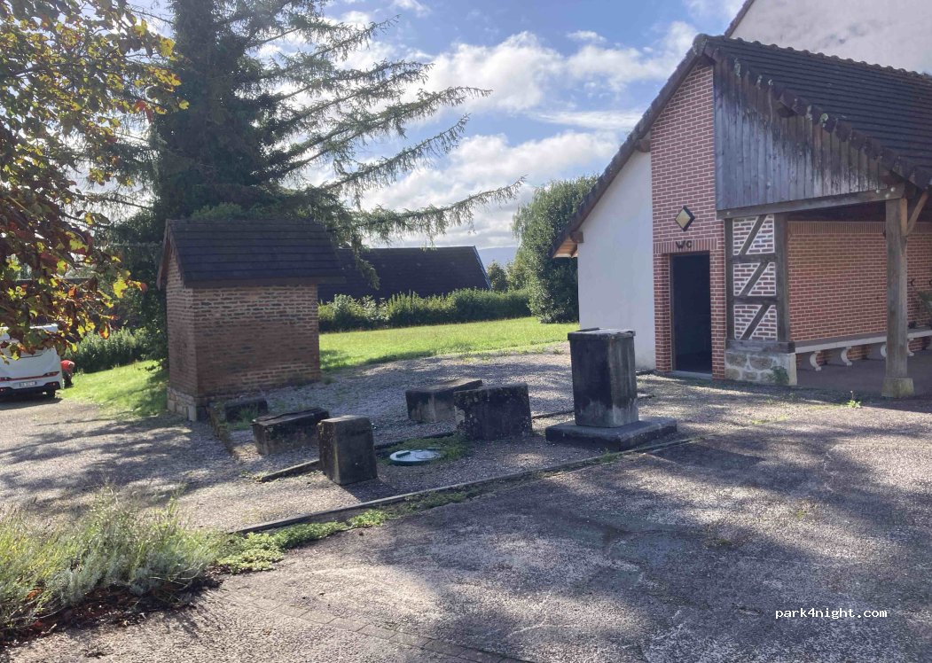 (71580) Savigny-en-Revermont - Rue du Bourg — foto 2