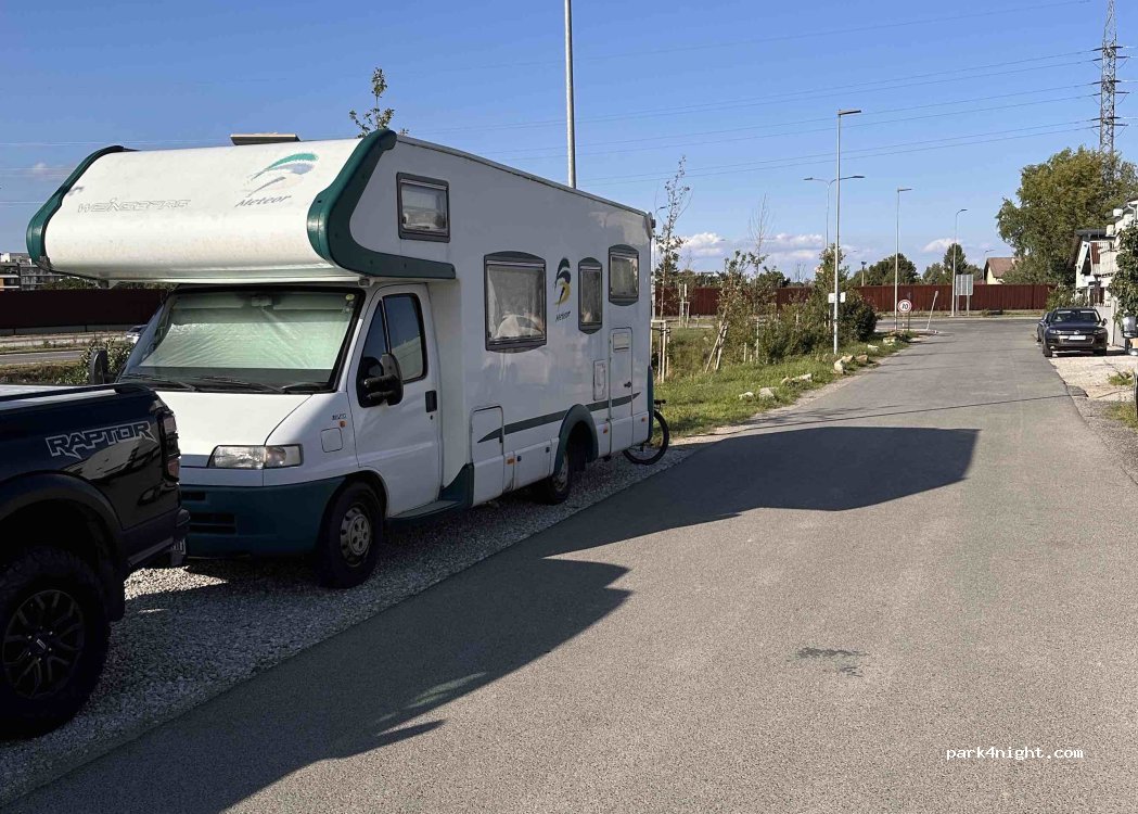 (821 05) Ružinov - Komárňanská — foto