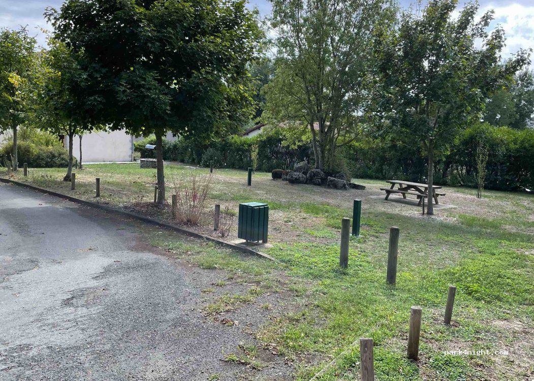 (79350) Amailloux - 1 Place de la Mairie — foto 2