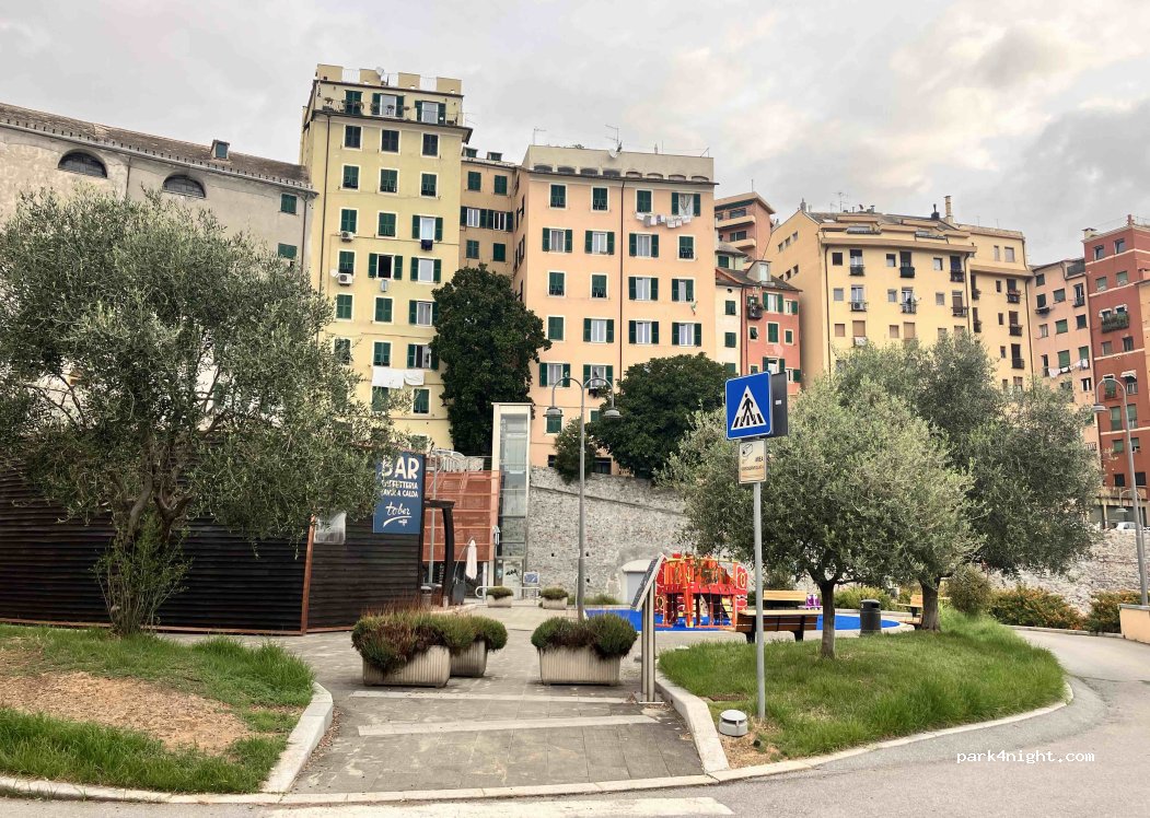 (16128) Genoa - 6 Via della Marina — foto