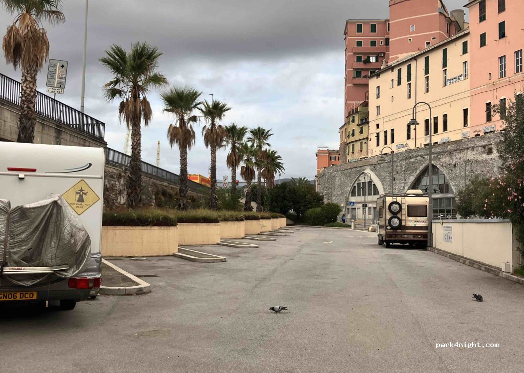 (16128) Genoa - 6 Via della Marina — foto 2
