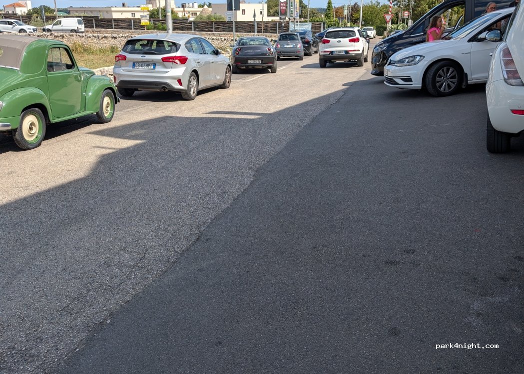 (70011) Alberobello - Via De Giosa — foto