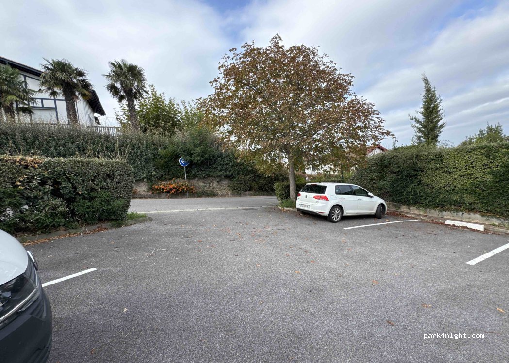 (64210) Guéthary - Place Etchartia — foto