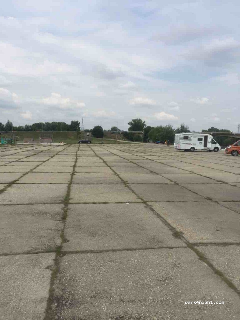 (945 01) Komárno - 12A Elektrárenská cesta — foto 3