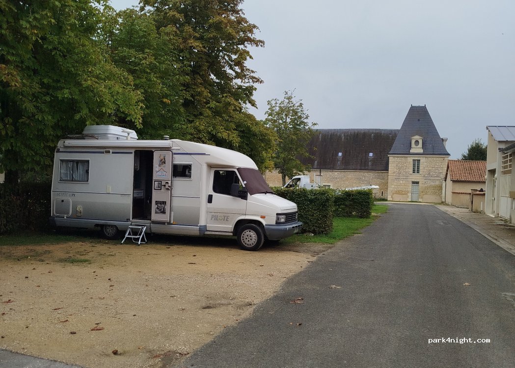 (86140) Scorbé-Clairvaux - Place Etienne Chérade de Montbro — foto