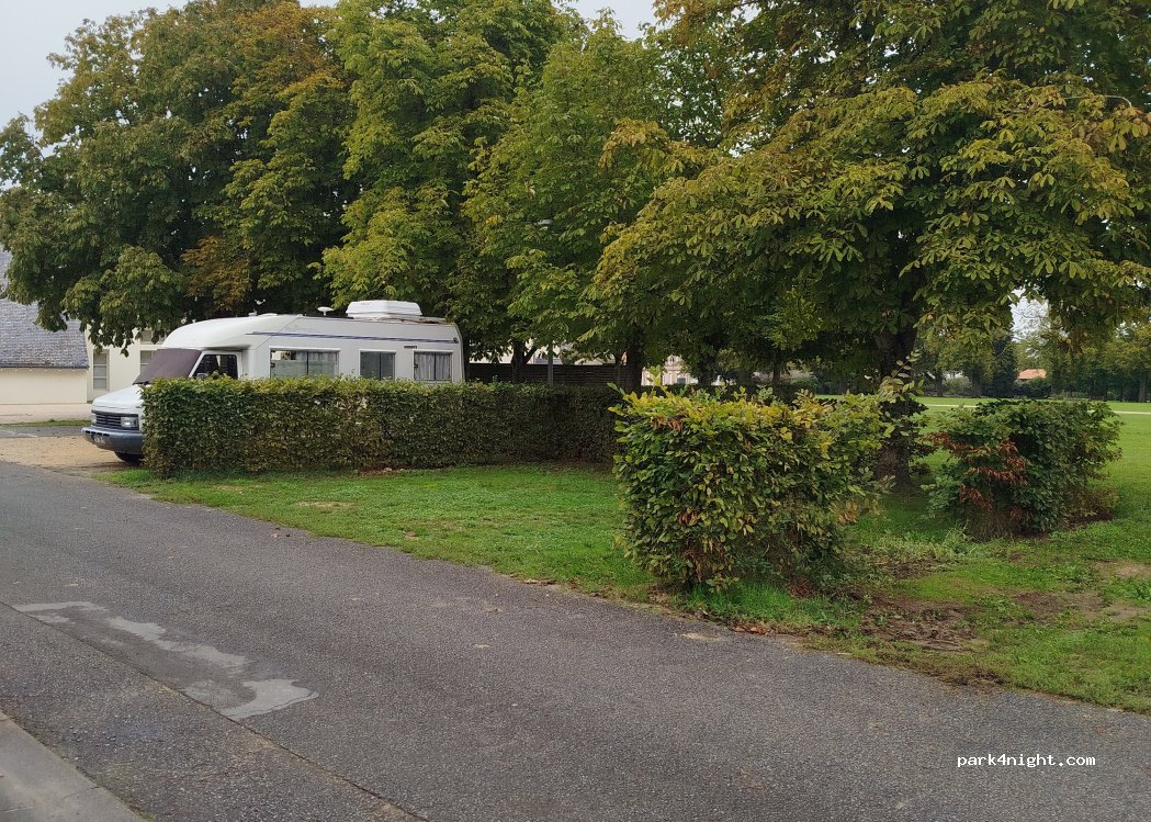 (86140) Scorbé-Clairvaux - Place Etienne Chérade de Montbro — foto 4