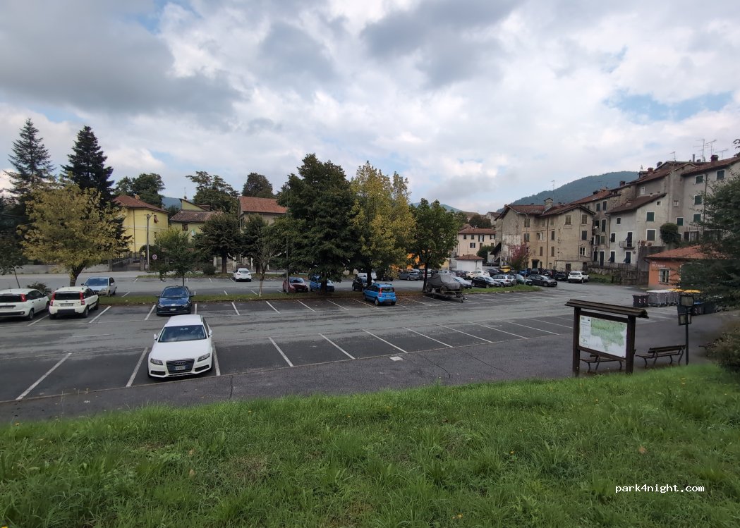 (15060) Voltaggio - Piazza Venticinque Aprile — foto