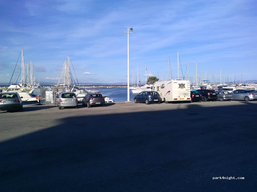 (13500) Martigues - 1-7 Quai Sainte-Anne — foto
