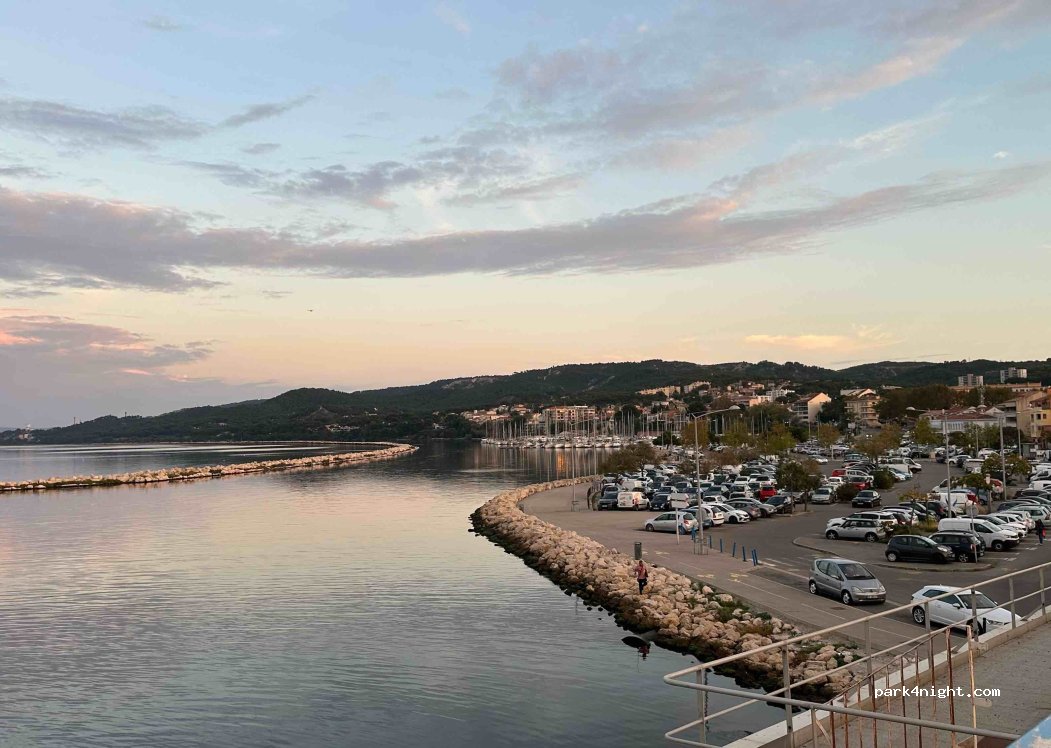 (13500) Martigues - 1-7 Quai Sainte-Anne — foto 5