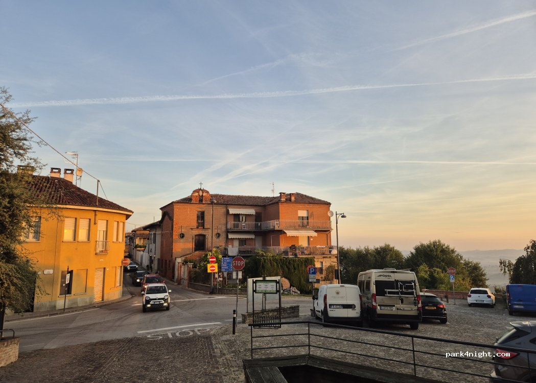 (12064) La Morra - Piazza Martiri — foto