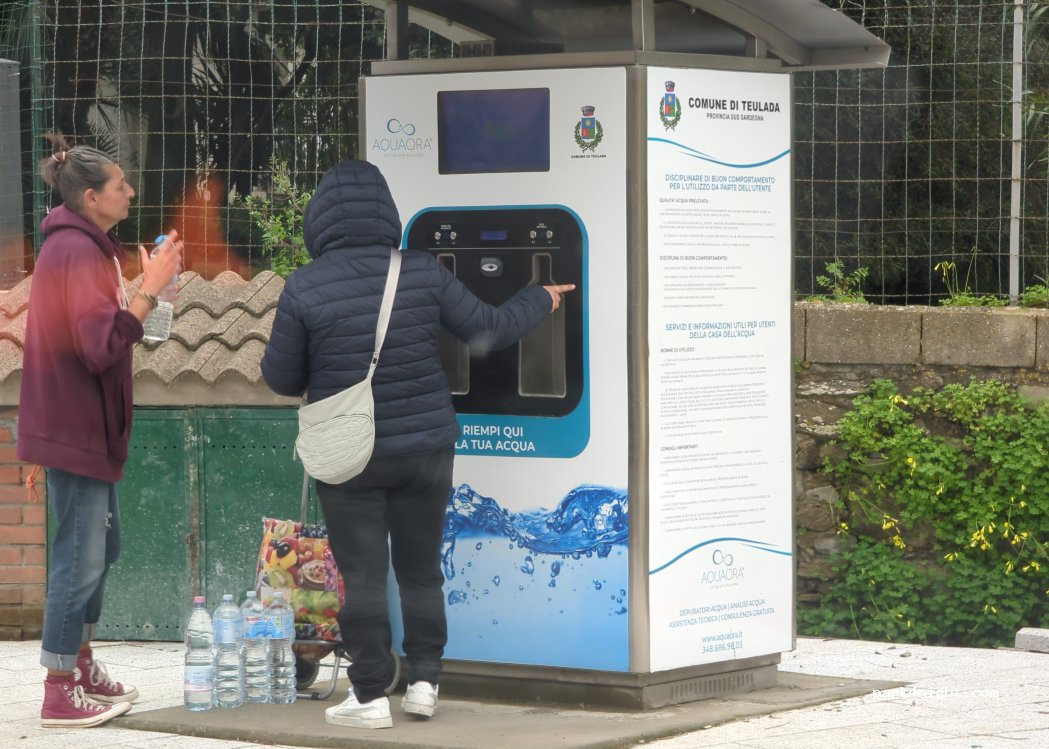 (09019) Teulada - Piazza Fontana — foto