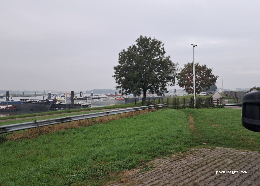 (4051BV) Neder-Betuwe - Waalbandijk — foto 2