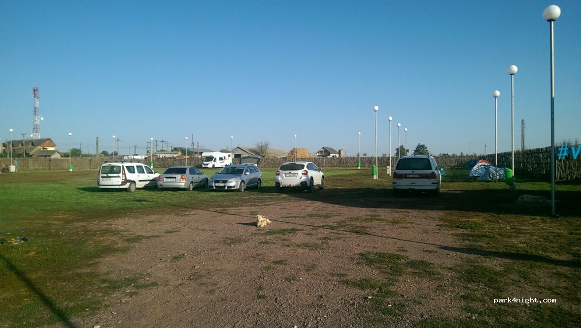 Zonă de campare şi Parking rulote — foto