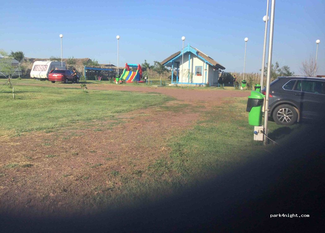 Zonă de campare şi Parking rulote — foto 4