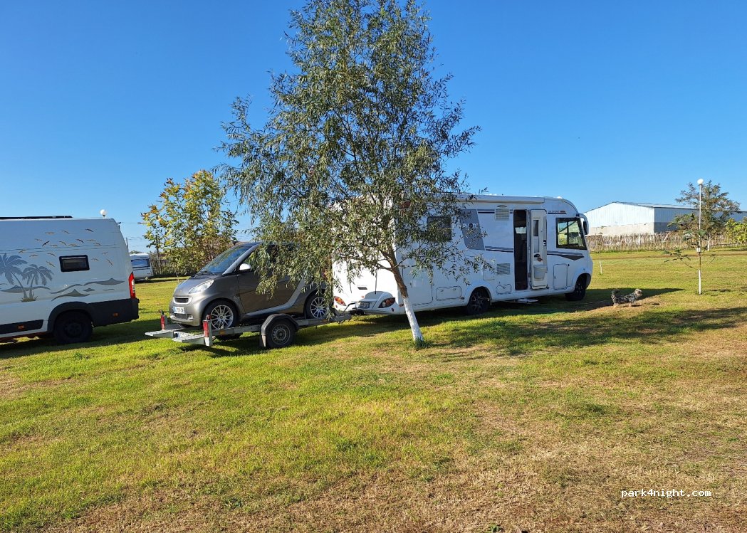 Zonă de campare şi Parking rulote — foto 5