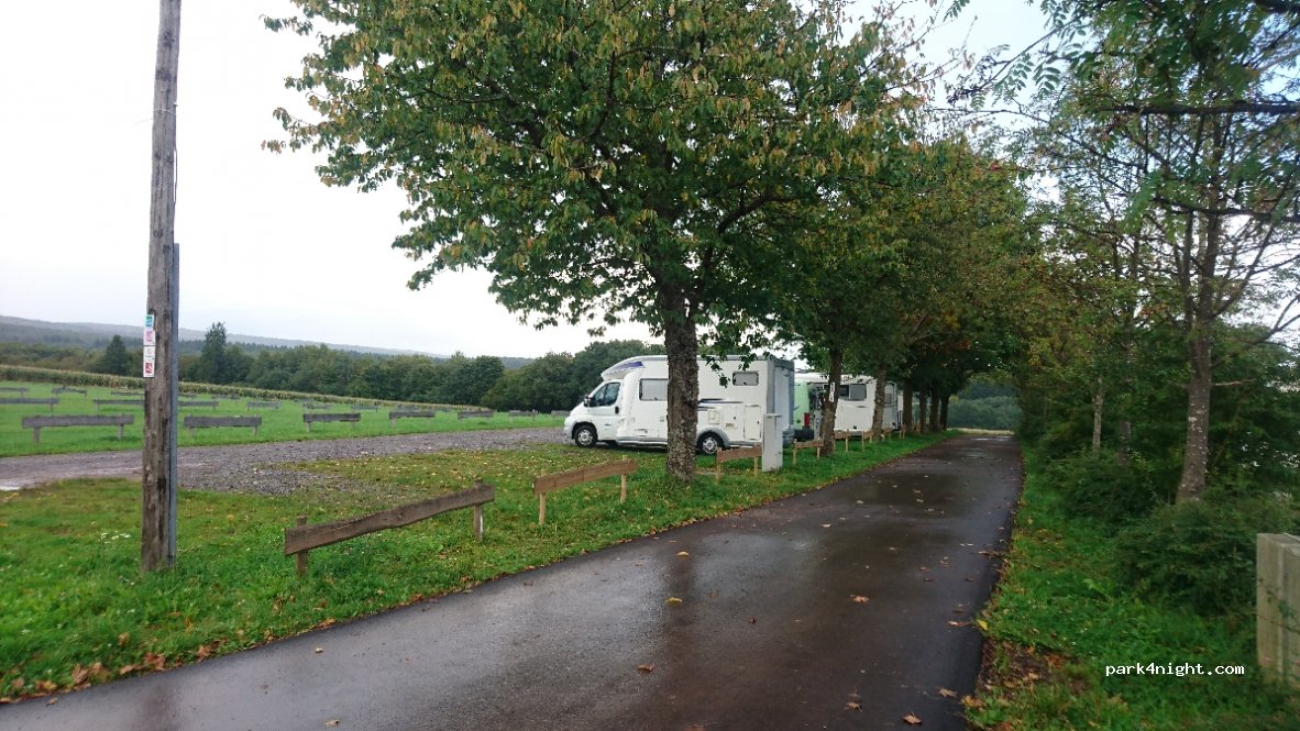 Wohnmobilstellplatz am Seeufer Losheim — foto