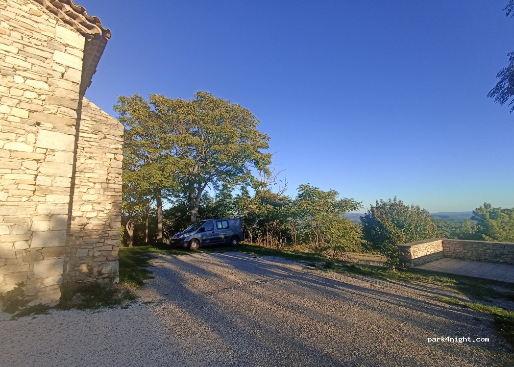 (04110) Montfuron - Avenue Saint-Elzéar — foto 2