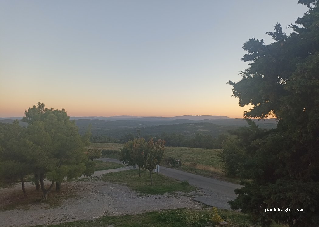 (04110) Montfuron - Avenue Saint-Elzéar — foto 3