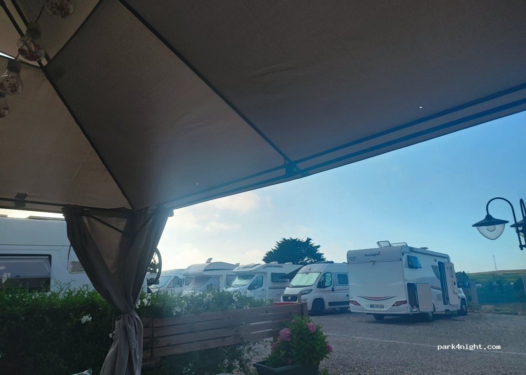 Área de Autocaravanas el Jardín de Cóbreces — foto 3