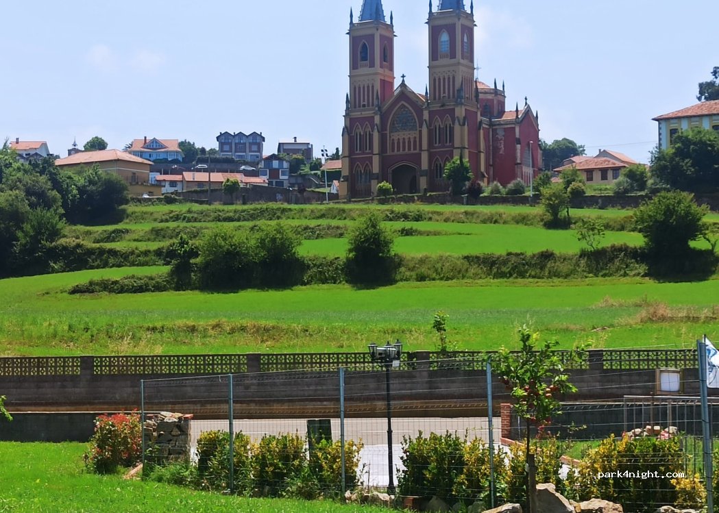 Área de Autocaravanas el Jardín de Cóbreces — foto 4