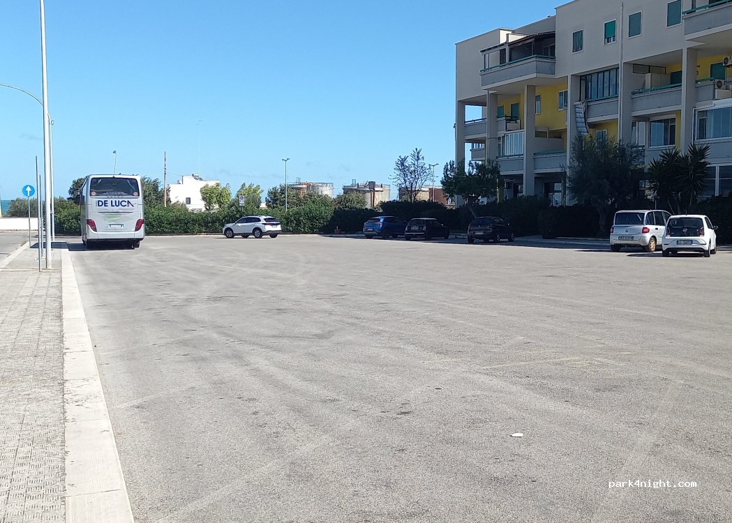 (70043) Monopoli - Via Ippolito Nievo — foto
