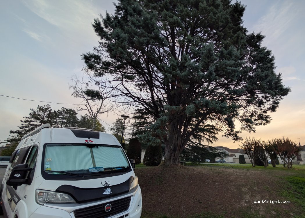 (24610) Villefranche-de-Lonchat - Rue Sully — foto