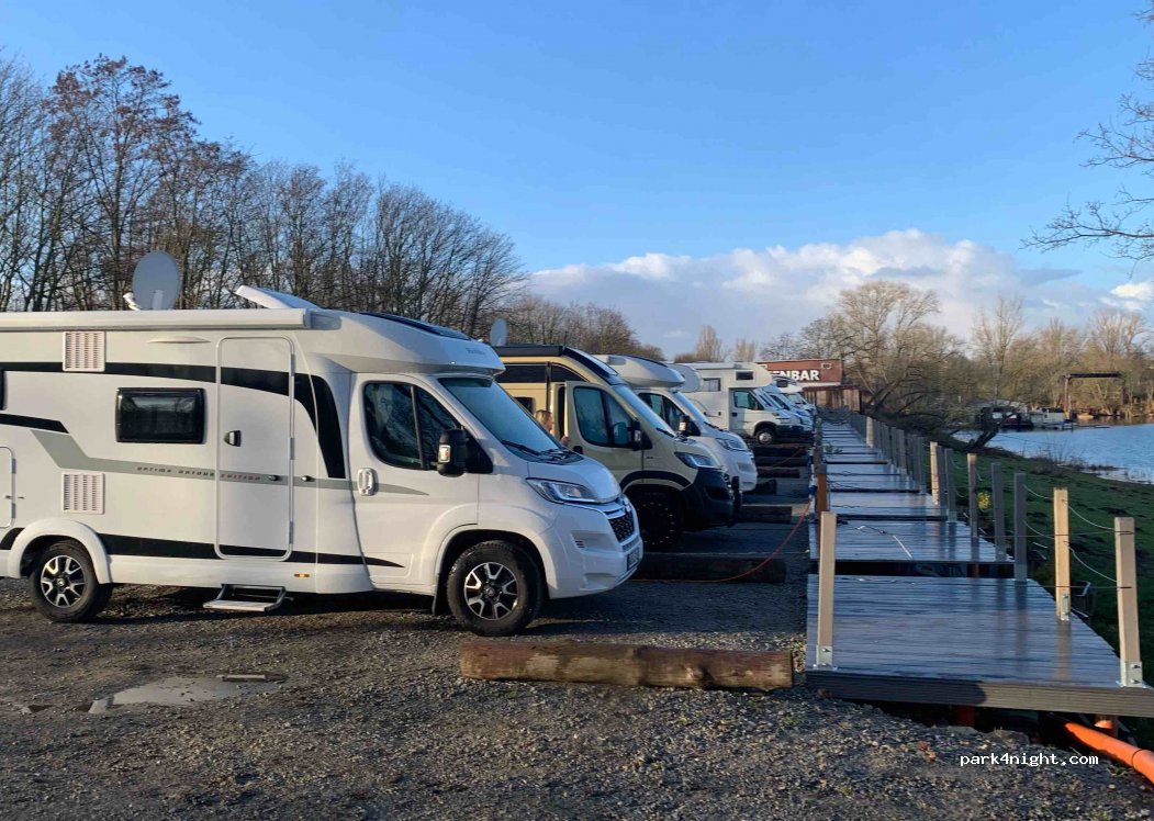 Wohnmobilstellplatz am Winterhafen Magdeburg — foto