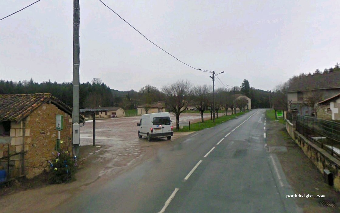 (24470) Milhac-de-Nontron - Place Georges Combeau — foto