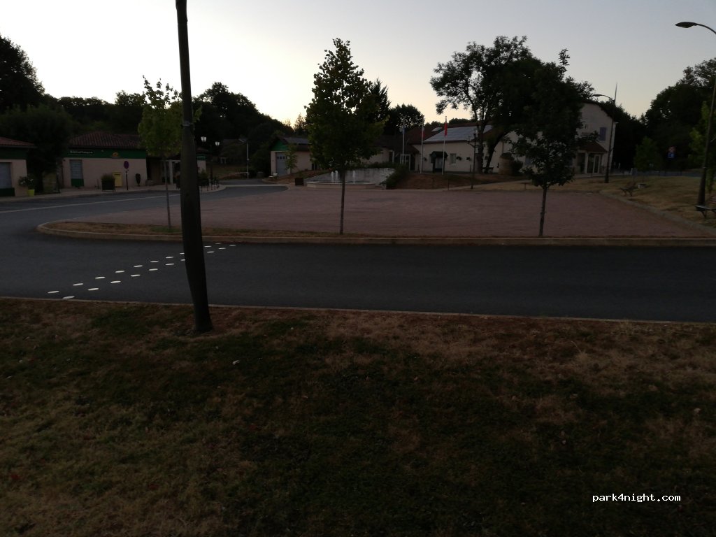(24470) Milhac-de-Nontron - Place Georges Combeau — foto 2