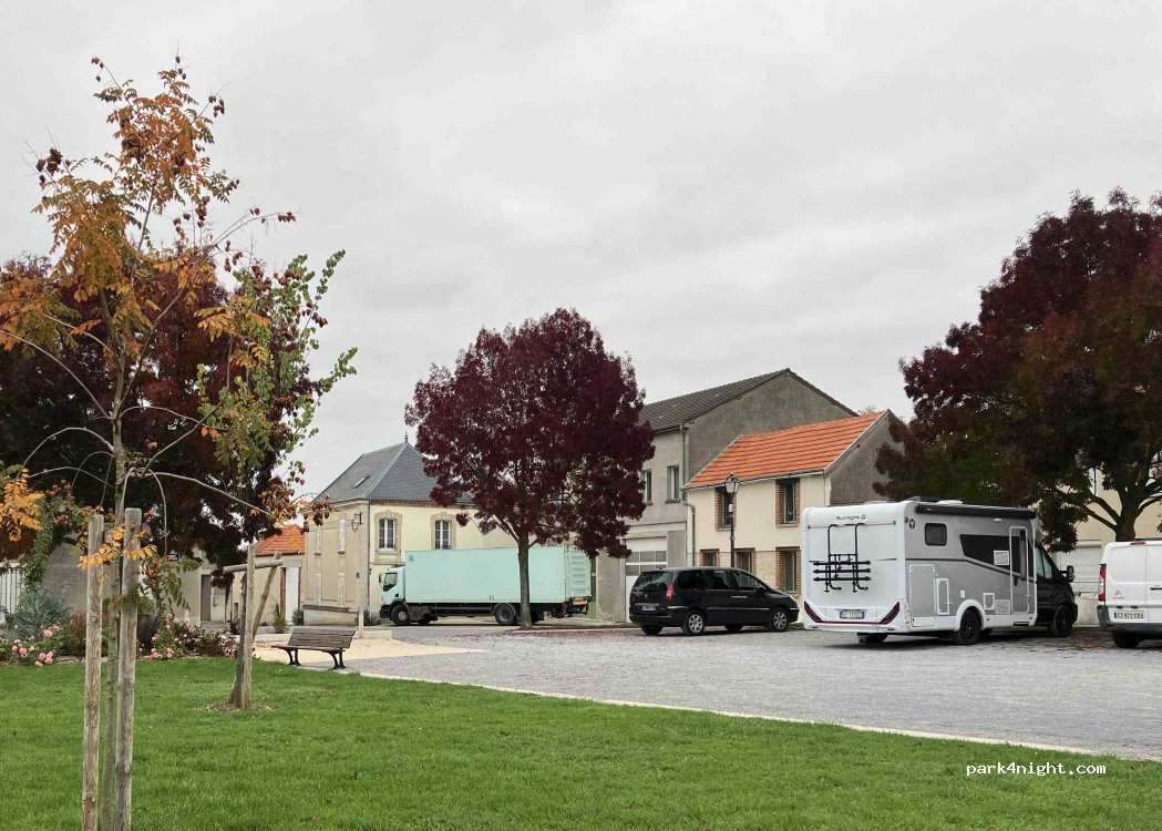 (51500) Chamery - Place du Jard — foto