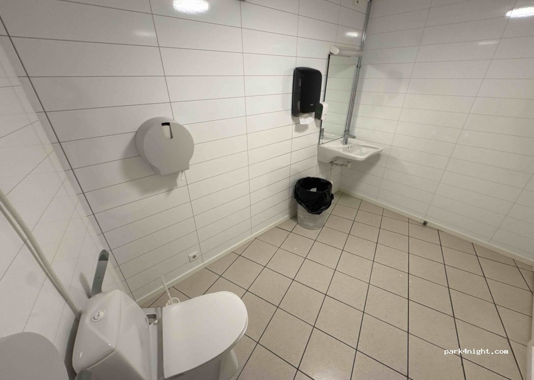(9151) Storslett - Hovedvegen — foto
