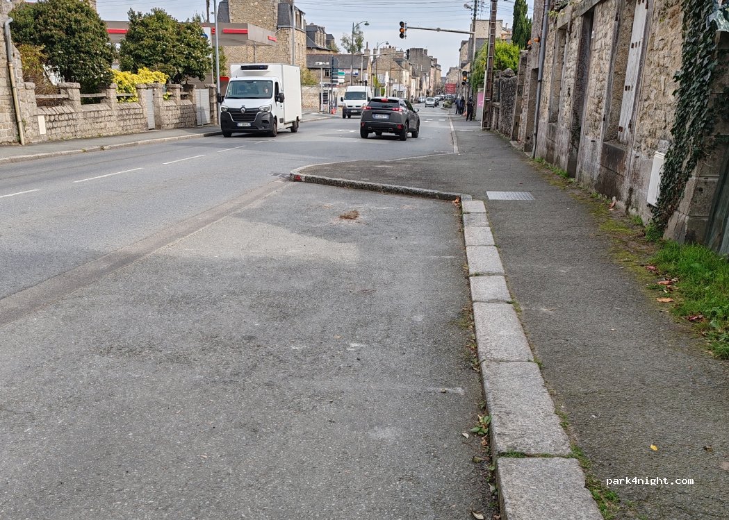 (22100) Dinan - Rue de Brest — foto