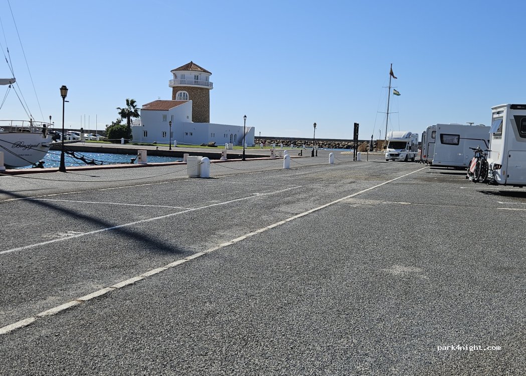 Parking de autocaravanas Puerto Deportivo de Almerimar — foto 2