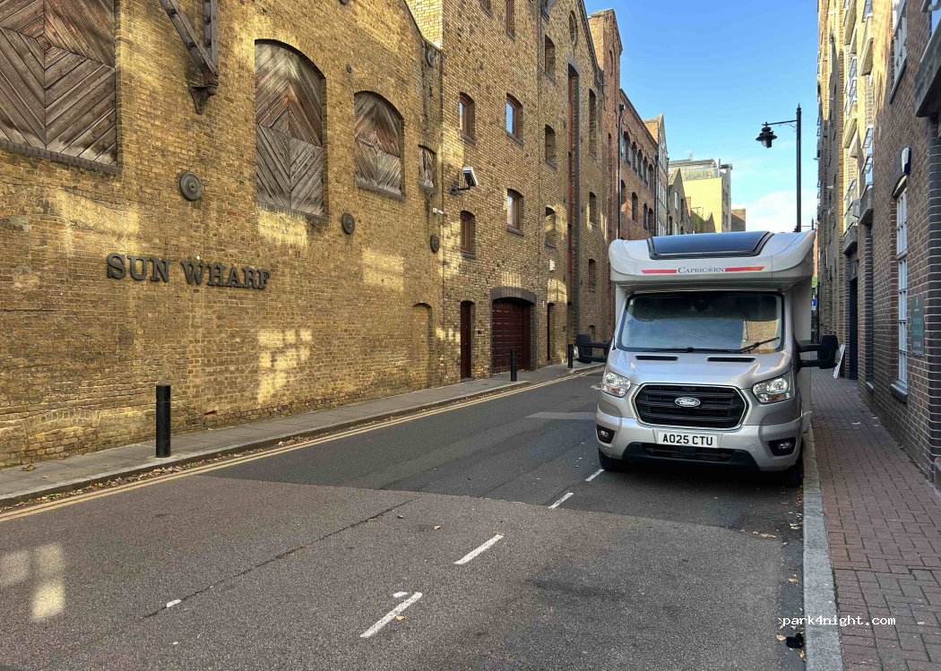 (E14 8DW) London - Narrow Street — foto