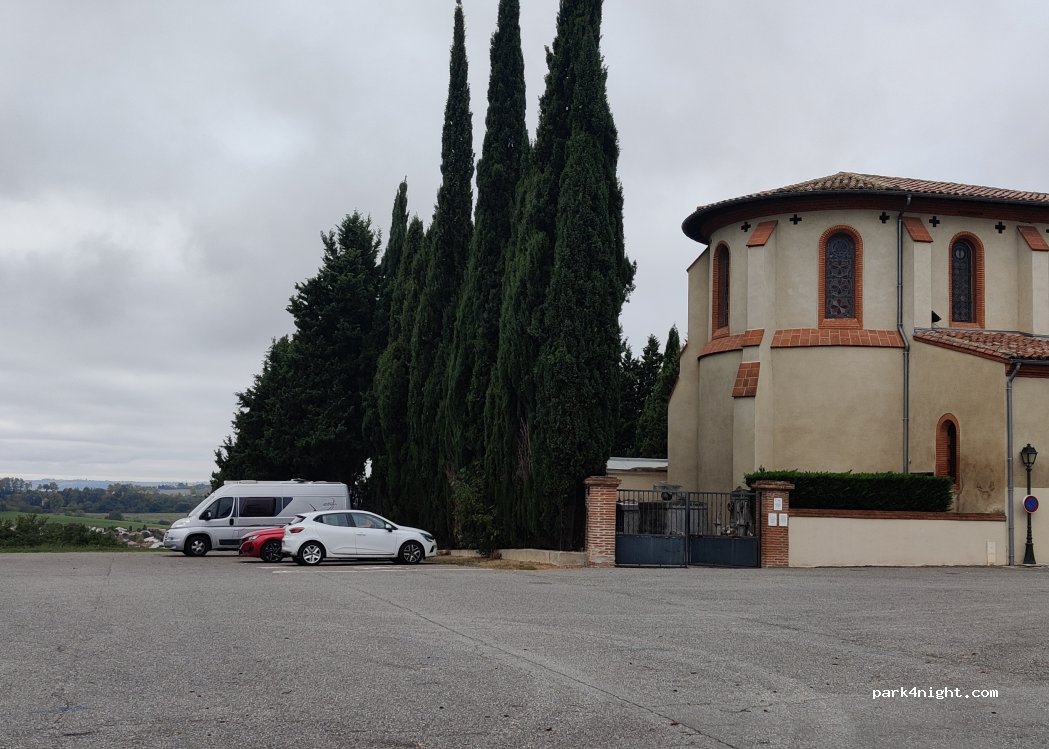 (31650) Lauzerville - Place de l'Église — foto