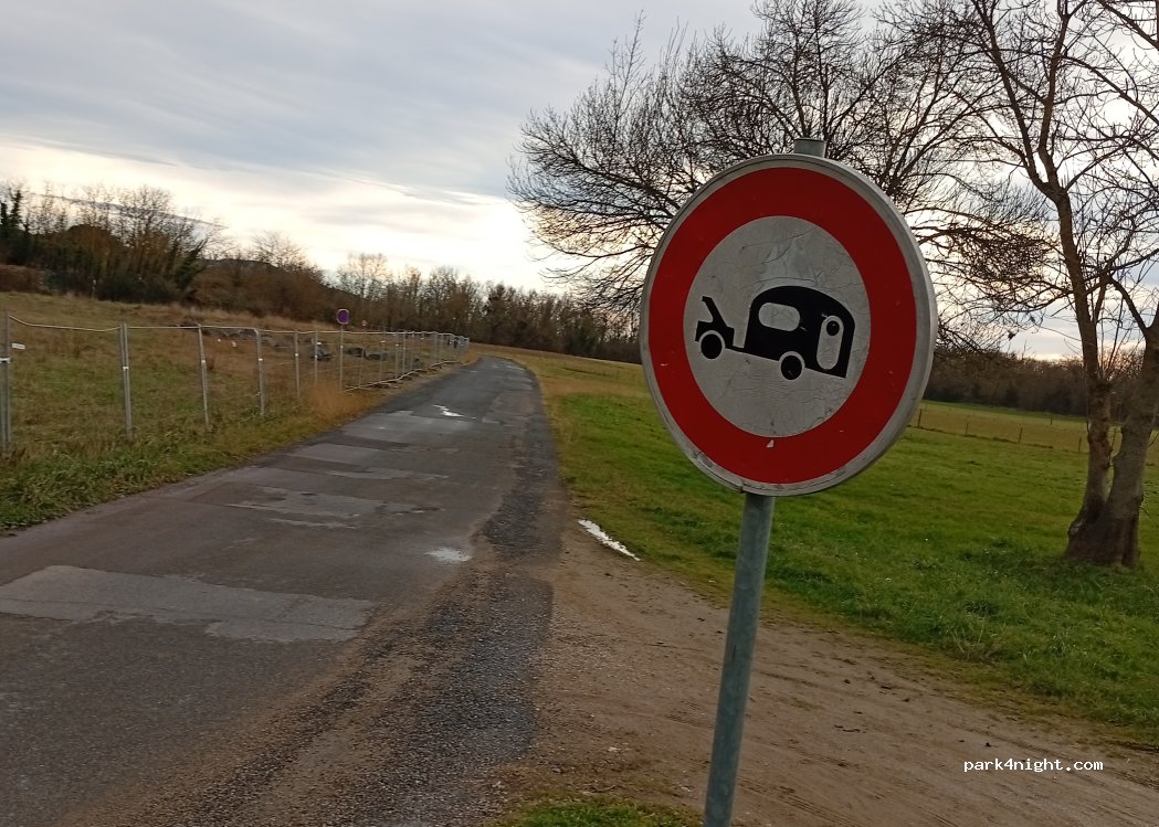 (01600) Trévoux - Chemin de Halage — foto 2