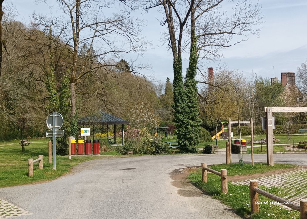 Aire de camping-cars Villedieu-les-Poêles — foto 2
