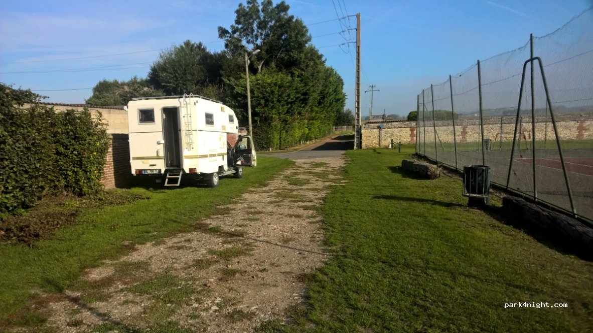 (60510) La Neuville-en-Hez - 1 Chemin du Stade — foto