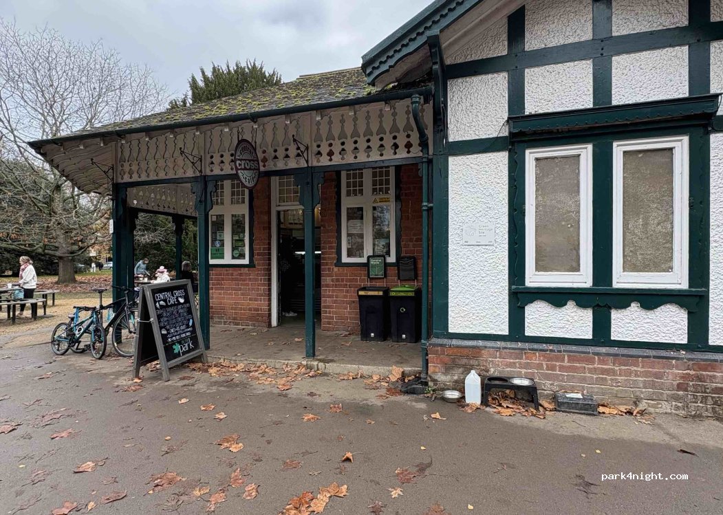 (GL52 2DX) Cheltenham - Central Cross Drive — foto 2